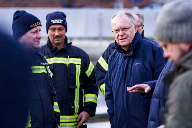 News Themen der Woche KW52 Martin Ohlendorf (Stadtbrandmeister Stadt Wunstorf) und Stephan Weil (Ministerpräsident) beim Besuch des Klärwerks Wunstorf nach tagelangen Regenfällen mit Überschwemmungen und Hochwasser der Leine. Wunstorf, 29.12.2023 *** Martin Ohlendorf Town Fire Chief of Wunstorf and Stephan Weil Minister President visiting the Wunstorf sewage treatment plant after days of rain with flooding and high water in the River Leine Wunstorf, 29 12 2023 Foto:xU.xStammx xFuturexImagex weil_hochwasser_3218