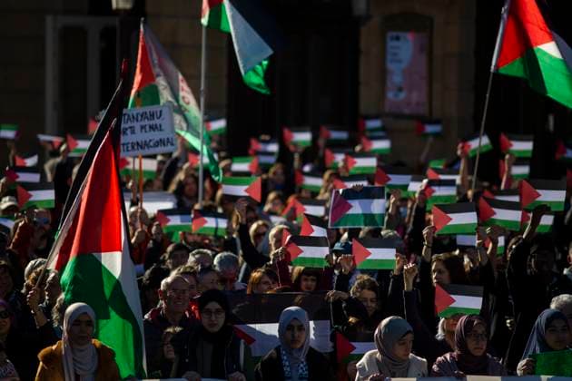 News Themen der Woche KW52 December 30, 2023, Bilbao, Vizcaya, Spain: Hundreds of people with flags of the Palestinian people, during a massive rally in the Plaza de Arriaga in Bilbao, under the slogan Stop the genocide in Gaza and thus show solidarity with the Palestinian people after the attacks by Israel. Bilbao Spain - ZUMAs296 20231230_znp_s296_006 Copyright: xLuisxSotox