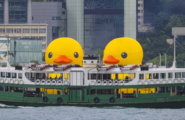 News Themen der Woche KW52 RECORD DATE NOT STATED Rubber Duck Twins, created by Dutch artist Florentijn Hofman, sailing from HKCEC to Tamar Park in Wan Chai. 09JUN23 SCMP Jelly Tse HONG KONG CHINA EDITORIAL USE ONLY  Copyright: xx 20230609da6e90b0 JellyxTsex scmpphotostwo049137