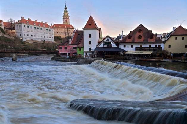 News Themen der Woche KW52 News Bilder des Tages The level of the Vltava in Cesky Krumlov, Czech Republic, was at flood level three on 30 December 2023. The controlled higher outflow of water from the Lipno reservoir will last until 1 January 2024. (CTKxPhoto VaclavxPancer) CTKPhotoP2023123003362  CTKPhotoP2023123003362