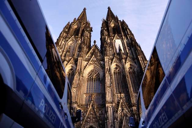 News Themen der Woche KW52 News Bilder des Tages Terroralarm zum Jahreswechsel: Rund um den Kölner Dom sind Polizisten zu sehen. Es gelten verstärkte Sicherheitsmaßnahmen. Besucher des Doms müssen sich in Zelten Kontrollen unterziehen. Hintergrund: Eine islamistische Terrorzelle des afghanischen ISIS-Ablegers ISPK soll über den Jahreswechsel u.a. in Köln Anschläge geplan haben. Für Touristen bleibt der Dom bis auf weiteres geschlossen. Besucher von Messen müssen ein Screening in Zelten durchlaufen. (Themenbild, Symbolbild) Köln, 30.12.2023 NRW Deutschland *** Terror alert at the turn of the year Police officers can be seen around Cologne Cathedral Increased security measures are in place Visitors to the cathedral must undergo checks in tents Background An Islamist terrorist cell Copyright: xChristophxHardtx