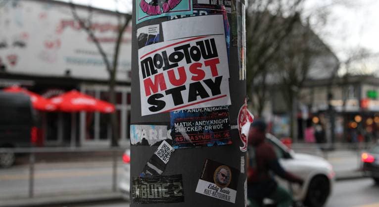 Kundgebung für den Erhalt des Molotow Musikclubs am Nobistor 14 auf der Reeperbahn. Tausende Menschen protestierten am Samstagnachmittag gegen die drohende Schließung des Kultclubs. Dem Betreiber wurde gekündigt, weil an der Stelle des Musikclubs ein Hotel der Me and All Hotel der Lindner-Gruppe entstehen soll. Ein Aufkleber mit der Aufschrift : Molotow must stay klebt an einem Laternenpfahl auf der Reeperbahn. St. Pauli Hamburg