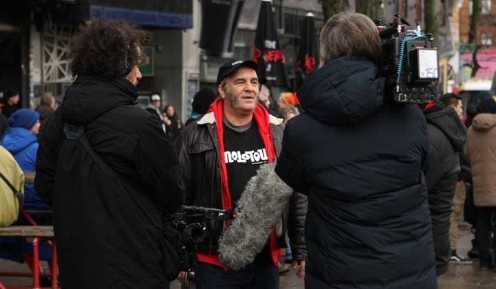 Kundgebung für den Erhalt des Molotow Musikclubs am Nobistor 14 auf der Reeperbahn. Tausende Menschen protestierten am Samstagnachmittag gegen die drohende Schließung des Kultclubs. Dem Betreiber wurde gekündigt, weil an der Stelle des Musikclubs ein Hotel der Me and All Hotel der Lindner-Gruppe entstehen soll. Andreas Schmidt, Geschäftsführer vom Molotow-Club, im Interview mit dem NDR Fernsehen. St. Pauli Hamburg