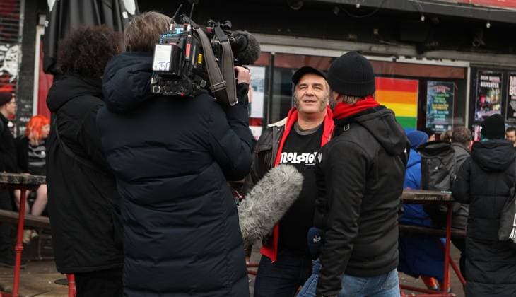 Kundgebung für den Erhalt des Molotow Musikclubs am Nobistor 14 auf der Reeperbahn. Tausende Menschen protestierten am Samstagnachmittag gegen die drohende Schließung des Kultclubs. Dem Betreiber wurde gekündigt, weil an der Stelle des Musikclubs ein Hotel der Me and All Hotel der Lindner-Gruppe entstehen soll. Andreas Schmidt, Geschäftsführer vom Molotow-Club, im Interview mit dem NDR Fernsehen. St. Pauli Hamburg