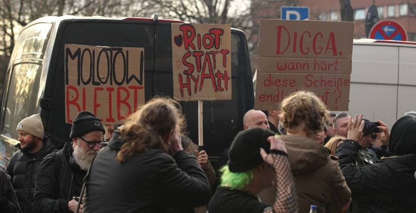 News Bilder des Tages Kundgebung für den Erhalt des Molotow Musikclubs am Nobistor 14 auf der Reeperbahn. Tausende Menschen protestierten am Samstagnachmittag gegen die drohende Schließung des Kultclubs. Dem Betreiber wurde gekündigt, weil an der Stelle des Musikclubs ein Hotel der Me and All Hotel der Lindner-Gruppe entstehen soll. St. Pauli Hamburg