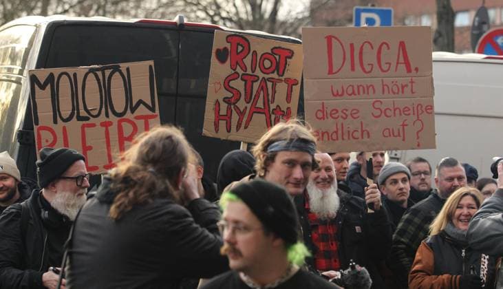 Kundgebung für den Erhalt des Molotow Musikclubs am Nobistor 14 auf der Reeperbahn. Tausende Menschen protestierten am Samstagnachmittag gegen die drohende Schließung des Kultclubs. Dem Betreiber wurde gekündigt, weil an der Stelle des Musikclubs ein Hotel der Me and All Hotel der Lindner-Gruppe entstehen soll. St. Pauli Hamburg