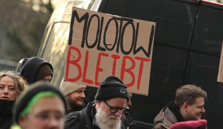 Kundgebung für den Erhalt des Molotow Musikclubs am Nobistor 14 auf der Reeperbahn. Tausende Menschen protestierten am Samstagnachmittag gegen die drohende Schließung des Kultclubs. Dem Betreiber wurde gekündigt, weil an der Stelle des Musikclubs ein Hotel der Me and All Hotel der Lindner-Gruppe entstehen soll. St. Pauli Hamburg