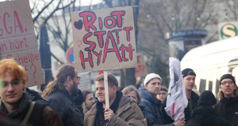 Kundgebung für den Erhalt des Molotow Musikclubs am Nobistor 14 auf der Reeperbahn. Tausende Menschen protestierten am Samstagnachmittag gegen die drohende Schließung des Kultclubs. Dem Betreiber wurde gekündigt, weil an der Stelle des Musikclubs ein Hotel der Me and All Hotel der Lindner-Gruppe entstehen soll. St. Pauli Hamburg