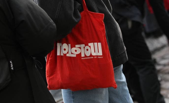 Kundgebung für den Erhalt des Molotow Musikclubs am Nobistor 14 auf der Reeperbahn. Tausende Menschen protestierten am Samstagnachmittag gegen die drohende Schließung des Kultclubs. Dem Betreiber wurde gekündigt, weil an der Stelle des Musikclubs ein Hotel der Me and All Hotel der Lindner-Gruppe entstehen soll. St. Pauli Hamburg