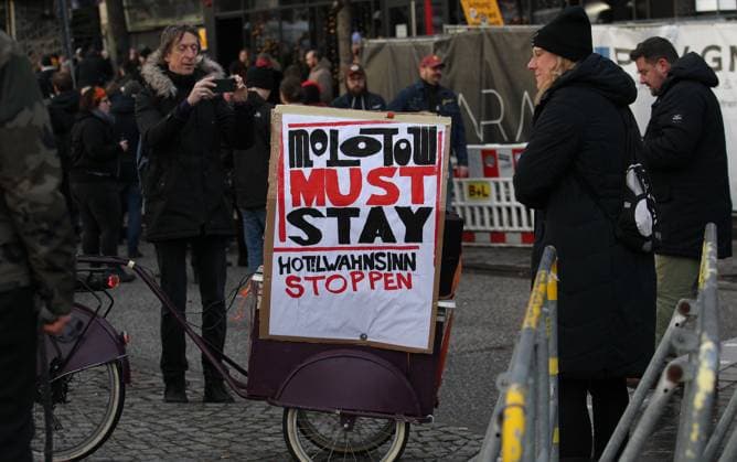 Kundgebung für den Erhalt des Molotow Musikclubs am Nobistor 14 auf der Reeperbahn. Tausende Menschen protestierten am Samstagnachmittag gegen die drohende Schließung des Kultclubs. Dem Betreiber wurde gekündigt, weil an der Stelle des Musikclubs ein Hotel der Me and All Hotel der Lindner-Gruppe entstehen soll. St. Pauli Hamburg