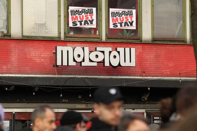 Kundgebung für den Erhalt des Molotow Musikclubs am Nobistor 14 auf der Reeperbahn. Tausende Menschen protestierten am Samstagnachmittag gegen die drohende Schließung des Kultclubs. Dem Betreiber wurde gekündigt, weil an der Stelle des Musikclubs ein Hotel der Me and All Hotel der Lindner-Gruppe entstehen soll. St. Pauli Hamburg