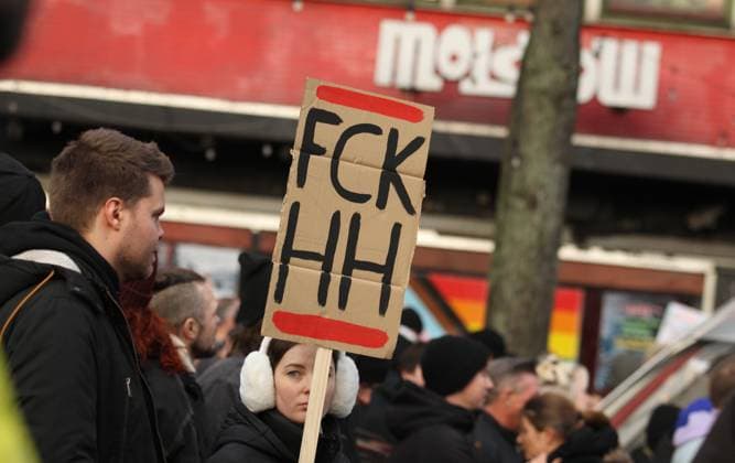 Kundgebung für den Erhalt des Molotow Musikclubs am Nobistor 14 auf der Reeperbahn. Tausende Menschen protestierten am Samstagnachmittag gegen die drohende Schließung des Kultclubs. Dem Betreiber wurde gekündigt, weil an der Stelle des Musikclubs ein Hotel der Me and All Hotel der Lindner-Gruppe entstehen soll. St. Pauli Hamburg