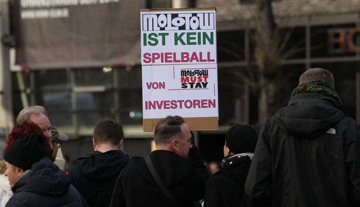 Kundgebung für den Erhalt des Molotow Musikclubs am Nobistor 14 auf der Reeperbahn. Tausende Menschen protestierten am Samstagnachmittag gegen die drohende Schließung des Kultclubs. Dem Betreiber wurde gekündigt, weil an der Stelle des Musikclubs ein Hotel der Me and All Hotel der Lindner-Gruppe entstehen soll. St. Pauli Hamburg