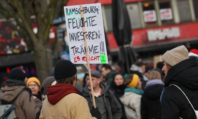 Kundgebung für den Erhalt des Molotow Musikclubs am Nobistor 14 auf der Reeperbahn. Tausende Menschen protestierten am Samstagnachmittag gegen die drohende Schließung des Kultclubs. Dem Betreiber wurde gekündigt, weil an der Stelle des Musikclubs ein Hotel der Me and All Hotel der Lindner-Gruppe entstehen soll. St. Pauli Hamburg