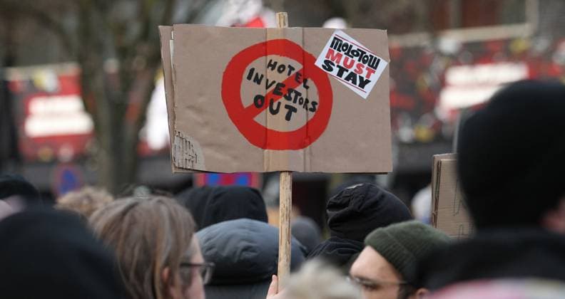 Kundgebung für den Erhalt des Molotow Musikclubs am Nobistor 14 auf der Reeperbahn. Tausende Menschen protestierten am Samstagnachmittag gegen die drohende Schließung des Kultclubs. Dem Betreiber wurde gekündigt, weil an der Stelle des Musikclubs ein Hotel der Me and All Hotel der Lindner-Gruppe entstehen soll. St. Pauli Hamburg