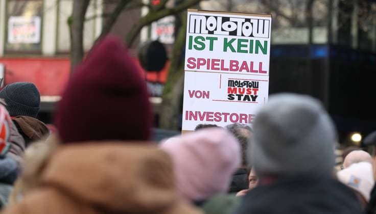 Kundgebung für den Erhalt des Molotow Musikclubs am Nobistor 14 auf der Reeperbahn. Tausende Menschen protestierten am Samstagnachmittag gegen die drohende Schließung des Kultclubs. Dem Betreiber wurde gekündigt, weil an der Stelle des Musikclubs ein Hotel der Me and All Hotel der Lindner-Gruppe entstehen soll. St. Pauli Hamburg