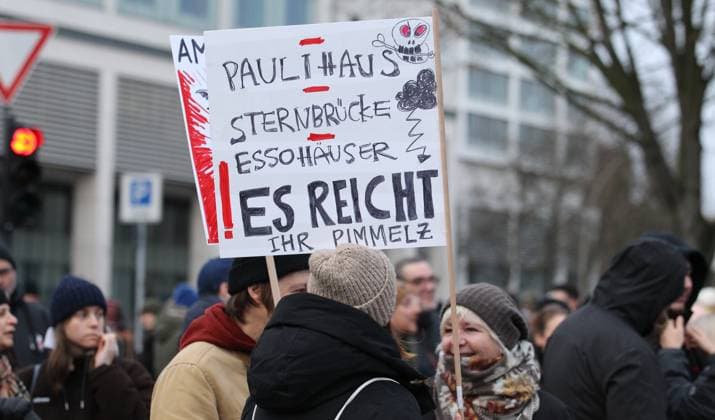 Kundgebung für den Erhalt des Molotow Musikclubs am Nobistor 14 auf der Reeperbahn. Tausende Menschen protestierten am Samstagnachmittag gegen die drohende Schließung des Kultclubs. Dem Betreiber wurde gekündigt, weil an der Stelle des Musikclubs ein Hotel der Me and All Hotel der Lindner-Gruppe entstehen soll. St. Pauli Hamburg