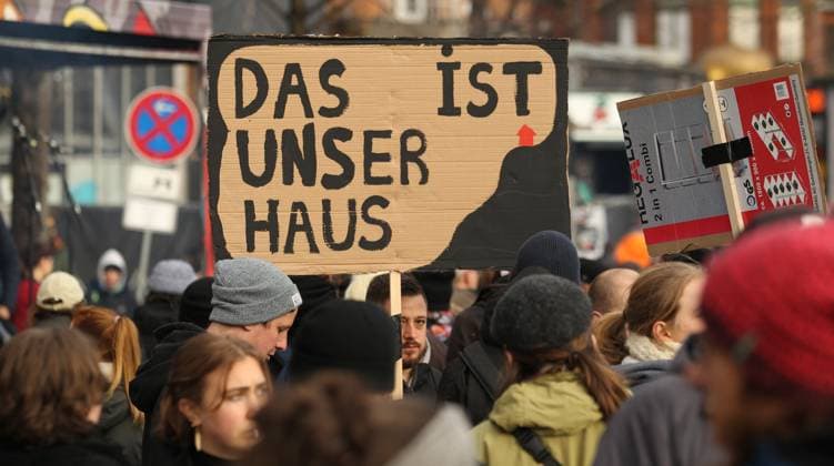 Kundgebung für den Erhalt des Molotow Musikclubs am Nobistor 14 auf der Reeperbahn. Tausende Menschen protestierten am Samstagnachmittag gegen die drohende Schließung des Kultclubs. Dem Betreiber wurde gekündigt, weil an der Stelle des Musikclubs ein Hotel der Me and All Hotel der Lindner-Gruppe entstehen soll. St. Pauli Hamburg