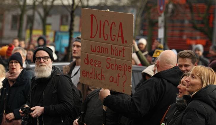 Kundgebung für den Erhalt des Molotow Musikclubs am Nobistor 14 auf der Reeperbahn. Tausende Menschen protestierten am Samstagnachmittag gegen die drohende Schließung des Kultclubs. Dem Betreiber wurde gekündigt, weil an der Stelle des Musikclubs ein Hotel der Me and All Hotel der Lindner-Gruppe entstehen soll. St. Pauli Hamburg