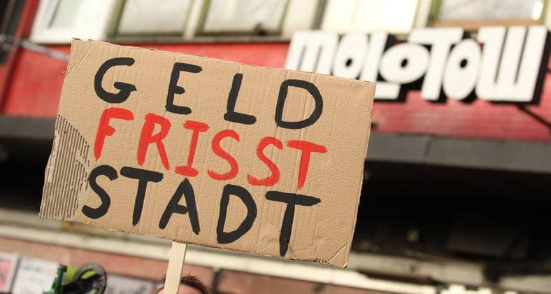 Kundgebung für den Erhalt des Molotow Musikclubs am Nobistor 14 auf der Reeperbahn. Tausende Menschen protestierten am Samstagnachmittag gegen die drohende Schließung des Kultclubs. Dem Betreiber wurde gekündigt, weil an der Stelle des Musikclubs ein Hotel der Me and All Hotel der Lindner-Gruppe entstehen soll. St. Pauli Hamburg
