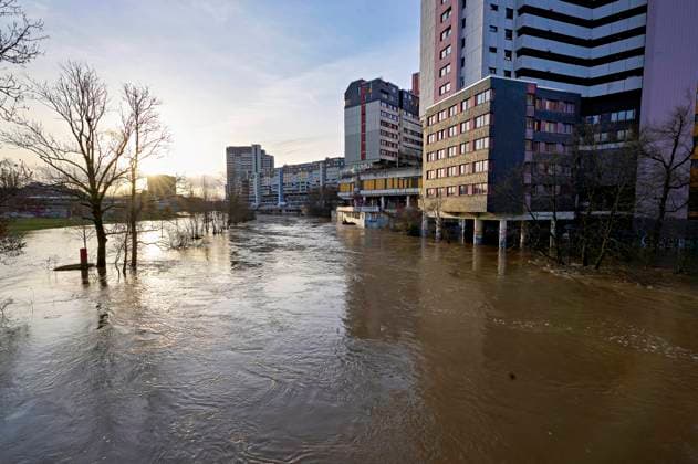 News Themen der Woche KW52 News Bilder des Tages Hochwasser und Überschwemmungen der Ihme in Hannover nach tagelangen starken Regenfällen. Im Bild die Spinnereistrassße am Ihme-Zentrum. Hannover, 30.12.2023 *** High water and flooding of the Ihme in Hanover after days of heavy rainfall In the picture the Spinnereistrassße at the Ihme center Hanover, 30 12 2023 Foto:xU.xStammx xFuturexImagex ihme_hochwasser_3218