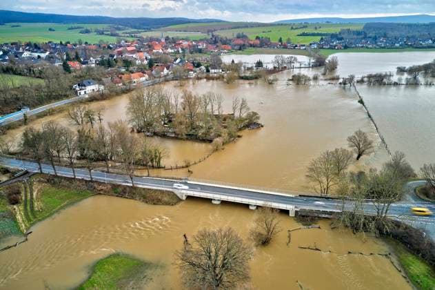 Bilder des Jahres 2023, News 12 Dezember News Themen der Woche KW52 News Bilder des Tages Hochwasser und Überschwemmungen der Leine ibei Burgstemmen nach tagelangen starken Regenfällen - B1 in Burgstemmen Niedersachsen Deutschland am 30.12.23 *** High water and flooding of the river Leine in Burgstemmen after days of heavy rainfall B1 in Burgstemmen Lower Saxony Germany on 30 12 23 Foto:xU.xStammx xFuturexImagex leine_hochwasser_3445