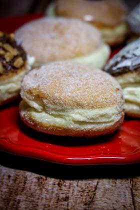 Teller mit Berliner Pfannkuchen, Berliner, Berliner Ballen, Kreppel, Kräppel (Berliner Pfannkuchen sind ein traditionelles Gebäck zu Silvester und Karneval). 31.12.2023 *** Plate of Berlin pancakes, Berliner, Berliner Ballen, Kreppel, Kräppel Berlin pancakes are a traditional pastry for New Years Eve and carnival 31 12 2023
