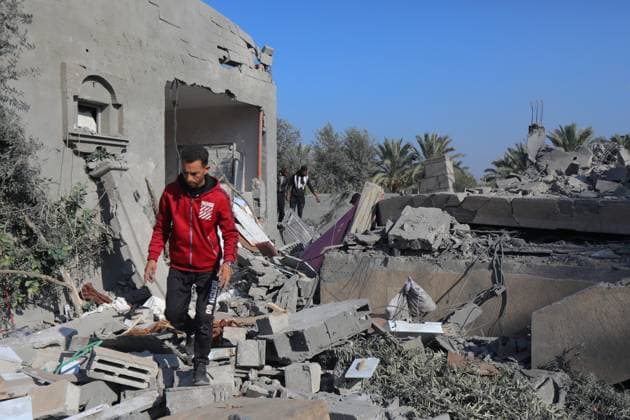 News Themen der Woche KW52 News Bilder des Tages A view of a collapsed building after an Israeli attack on Az-Zawayda town of Deir al-Balah A view of a collapsed building after an Israeli attack on Al-Zawayda town of Deir al-Balah, Gaza on December 31, 2023. Many buildings have been destroyed or heavily damaged in ongoing Israeli attacks. Photo by Omar Ashtawy apaimages Al-Zawayda Gaza Strip Palestinian Territory 31123_Al-Zawaida_OSH_00(7) Copyright: xapaimagesxOmarxAshtawyx xapaimagesx