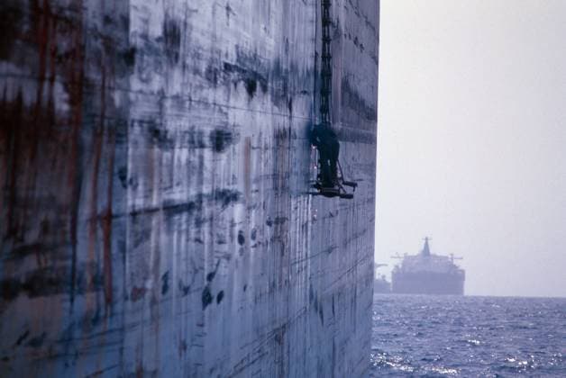 Ship Welder A welder doing repairs on a supertanker lying in the Fujairah anchorage, just off the Straits of Hormuz in the Indian Ocean. Indian Ocean UAE Fujairah Anchorage EDITORIAL USE ONLY Copyright: xx BarryxIversonxPhotographyx bivphotos003402