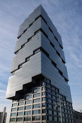 Creative Highlights World 22.11.2023, Berlin, Deutschland, Europa - Blick von der Warschauer Bruecke auf das neue Buerohochhaus Edge East Side Berlin - Amazon Tower im Berliner Ortsteil Friedrichshain des Bezirks Friedrichshain-Kreuzberg. Der 142 m hohe Turm mit markanter Fassadenstruktur steht am suedlichen Ende der Warschauer Bruecke. Der Entwurf stammt vom daenischen Architekturbuero Bjarke Ingels Group. *** 22 11 2023, Berlin, Germany, Europe View from Warschauer Bruecke of the new Edge East Side Berlin Amazon Tower office tower in the Friedrichshain district of Berlins Friedrichshain Kreuzberg district The 142-meter-high tower with a striking façade structure stands at the southern end of Warschauer Bruecke The design was created by Danish architectural firm Bj