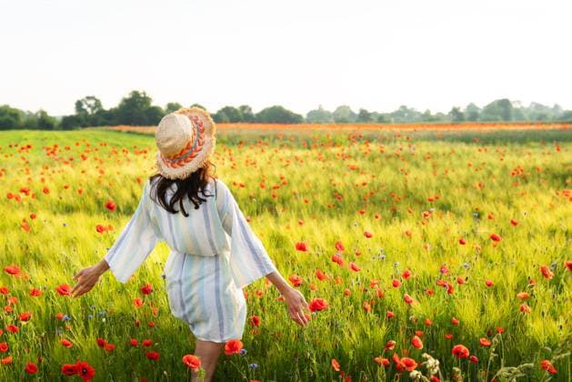Creative Highlights Symbolbilder A girl in a straw hat, dress stands in a beautiful poppy field with red poppies. Sunrise, happiness, morning walk. A girl in a straw hat, dress stands in a beautiful poppy field with red poppies. Sunrise, happiness, morning walk ,model released, Symbolfoto Copyright: xZoonar.com SergiyxArtsabax 20420785 ,model released, Symbolfoto ,property released