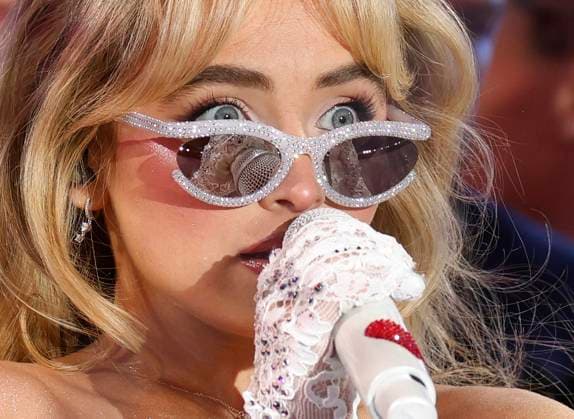 Entertainment Themen der Woche KW52 Entertainment Bilder des Tages Sabrina Carpenter performs in Times Square for the New Year s Eve celebrations in New York City on Sunday, December 31, 2023.  NYP20231231119 JOHNxANGELILLO