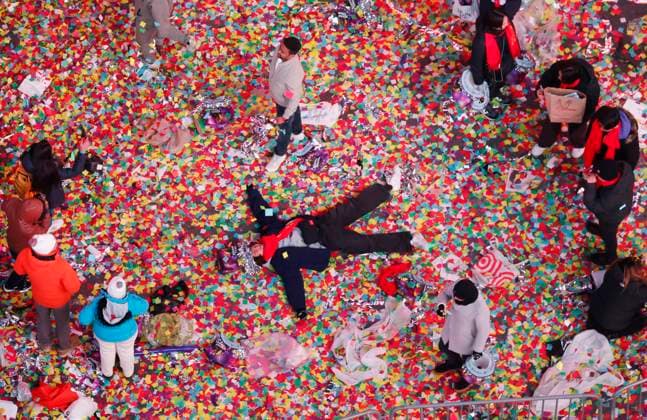 News Bilder des Tages News Themen der Woche KW52 News Bilder des Tages A reveler lies in confetti in Times Square for the New Year s Eve celebrations in New York City on Monday, January 1, 2024.  NYP20240101567 JOHNxANGELILLO