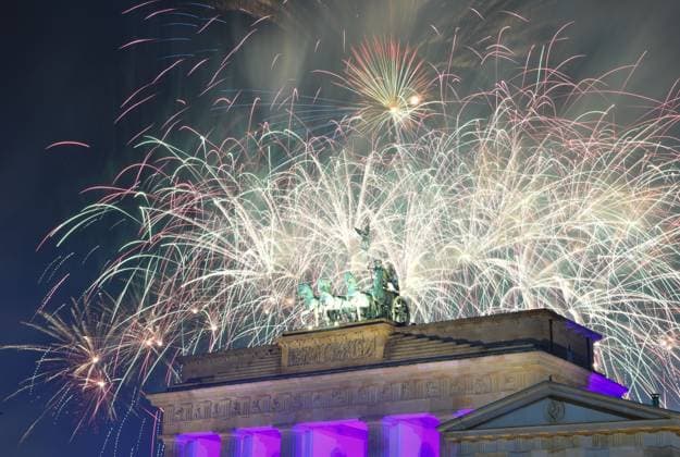 News Bilder des Tages News Themen der Woche KW52 News Bilder des Tages (240101) -- BERLIN, Jan. 1, 2024 -- Fireworks are seen during a New Year celebration at the Brandenburg Gate in Berlin, Germany, Jan. 1, 2024. ) GERMANY-BERLIN-FIREWORKS-NEW YEAR-CELEBRATION RenxPengfei 