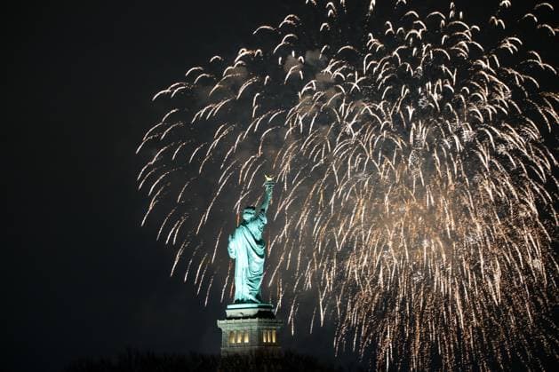 News Bilder des Tages News Themen der Woche KW52 News Bilder des Tages January 1, 2024, New York City, NY, United States of America: View of the Statue of Liberty in the city of New York in the United States during the New Year s Eve 2024 fireworks display in the early hours of this Sunday, January 1, 2024. New York City United States of America - ZUMAv122 20240101_aap_v122_011 Copyright: xWilliamxVolcovx