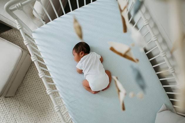 Creative Highlights Symbolbilder Overhead look at a newborn baby in his crib with a mobile in view Atlanta, Georgia, United States CR_RCYA231230-1315068-01 ,model released, Symbolfoto
