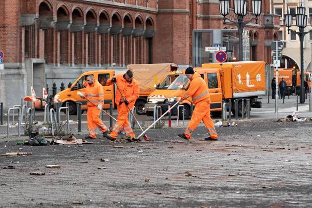 News Themen der Woche KW01 01.01.2024,Berlin,Neujahr,Impressionen vom ersten Tag des Jahres 2024,Reste von Feuerwerk in der Rathausstraße Neptunbrunnen.Die BSR ist vor Ort *** 01 01 2024,Berlin,New Year,Impressions from the first day of 2024,Remains of fireworks in Rathausstraße Neptunbrunnen The BSR is on site