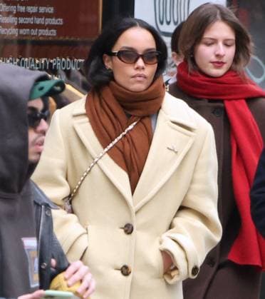 Entertainment Themen der Woche KW52 Entertainment Bilder des Tages Whitney Peak out in New York Actress Model Whitney Peak with a friend doing shopping at Chanel store on the last day of the year in Soho, New York on December 31, 2023. Photo by Dylan Travis ABACAPRESS.COM New York City NY United States  Copyright: xDylanxTravis ABACAx