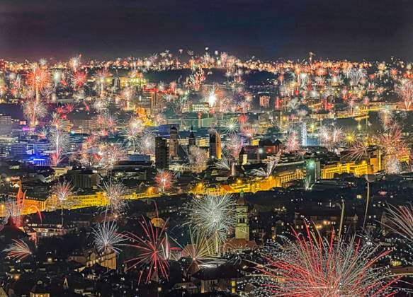 Bilder des Jahres 2024, News 01 Januar News Themen der Woche KW01 News Bilder des Tages Stuttgart begrüßt das neue Jahr 2024. Feuerwerk über der Innenstadt. 01.01.204: Stuttgart, Baden-Württemberg, Deutschland, Europa *** Stuttgart welcomes the New Year 2024 Fireworks over the city center 01 01 204 Stuttgart, Baden Württemberg, Germany, Europe