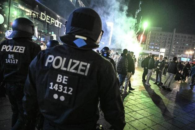 Bilder des Jahres 2024, News 01 Januar News Themen der Woche KW01 News Bilder des Tages RECORD DATE NOT STATED Silvester 2023 2024 am Alexanderlatz in Berlin ** NUR FÜR REDAKTIONELLE ZWECKE ** EDITORIAL USE ONLY **<p>Die Polizei versucht an Silvester 2023 2024 am Alexanderplatz die Böllerverbotszone durchzusetzen. Berlin Copyright: RetoxKlar *** New Years Eve 2023 2024 at Alexanderlatz in Berlin FOR EDITORIAL PURPOSES ONLY EDITORIAL USE ONLY p Police try to enforce the firecracker ban zone at Alexanderplatz on New Years Eve 2023 2024 Berlin Copyright RetoxKlar Copyright: RetoxKlar doc7tiesfnoaypbvj59j8o ,EDITORIAL USE ONLY