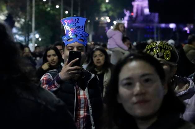 Mexicans welcome the year 2024 to the salsa rhythm of singer Ruben Blades December 31, 2023, Mexico City, Mexico: Thousands of people say goodbye to the year 2023 and welcome the new year 2024 to the rhythm of the songs of Panamanian singer-songwriter Ruben Blades at the Glorieta del Ahuehuete in Mexico City. on December 31, 2023 in Mexico City, Mexico (Photo by Luis Barron Eyepix Group). Copyright: xLuisxBarronx xEyepixxGroupx LB20231231-7