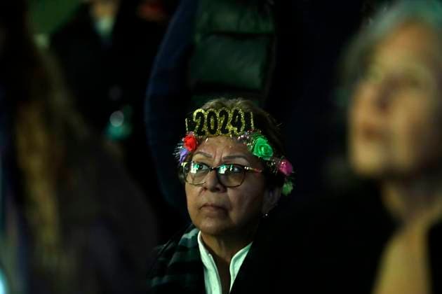 Mexicans welcome the year 2024 to the salsa rhythm of singer Ruben Blades December 31, 2023, Mexico City, Mexico: Thousands of people say goodbye to the year 2023 and welcome the new year 2024 to the rhythm of the songs of Panamanian singer-songwriter Ruben Blades at the Glorieta del Ahuehuete in Mexico City. on December 31, 2023 in Mexico City, Mexico (Photo by Luis Barron Eyepix Group). Copyright: xLuisxBarronx xEyepixxGroupx LB20231231-10