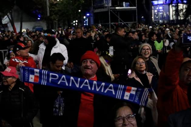 December 31, 2023, Mexico City, Mexico: Thousands of people say goodbye to the year 2023 and welcome the new year 2024 to the rhythm of the songs of Panamanian singer-songwriter Ruben Blades at the Glorieta del Ahuehuete in Mexico City. on December 31, 2023 in Mexico City, Mexico Mexico City Mexico - ZUMAe321 20231231_zia_e321_019 Copyright: xLuisxBarronx