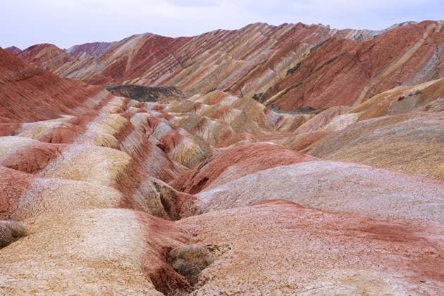 Creative Highlights World Farbenfrohe Badlands im Zhangye National Geopark, Zhangye Danxia Geopark in den nördlichen Ausläufern des Qilian Gebirges, Provinz Gansu, China, Asien *** colorful Badlands at Zhangye National Geopark, Zhangye Danxia Geopark in the northern Foothills of Qilian mountains, Province Gansu, China, Asia Copyright: imageBROKER/alimdix/xArterrax/xMaricaxvanxderxMeer ibltsm09997253.jpg