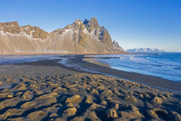 Creative Highlights World Vestrahorn, Vesturhorn, Schuttberg aus Gabbro und Granophyre Gestein, Teil des Klifatindur Gebirges bei Stokksnes im Winter, Island, Europa *** Vestrahorn, Vesturhorn, Schuttberg from Gabbro and Granophyre Rock, Part of Klifatindur Mountains at Stokksnes at Winter, Iceland, Europe Copyright: imageBROKER/alimdix/xArterrax/xSven-ErikxArndt ibltsm09998279.jpg