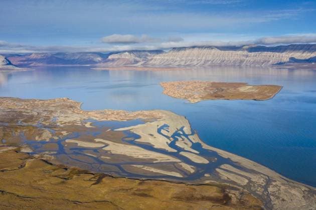 Luftaufnahme über den Ekmanfjorden, Fjord im Nordre Isfjorden National Park im Sommer, Nordfjorden, Spitzbergen, Norwegen, Europa *** Aerial view via the Ekmanfjorden, Fjord at Nordre Isfjorden National Park at Summer, Nordfjorden, Spitsbergen, Norway, Europe Copyright: imageBROKER/alimdix/xArterrax/xSven-ErikxArndt ibltsm09999999.jpg