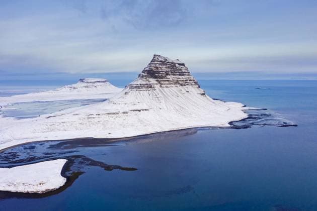 Creative Highlights World Luftaufnahme des Kirkjufell, des schneebedeckten Berges Nunatak auf der Halbinsel Snæfellsnes im Winter, des meistfotografierten Berges in Island *** Aerial view of Kirkjufell, of snow-covered Mountain Nunatak at the Peninsula Snaefellsnes at Winter, of most photographed Mountain in Iceland Copyright: imageBROKER/alimdix/xArterrax/xSven-ErikxArndt ibltsm10000004.jpg