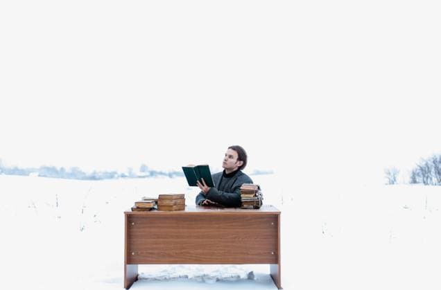 Creative Highlights Symbolbilder Ein junger, gutaussehender, intelligenter Mann im Jackett sitzt an einem Tisch auf einem Feld und liest im Winter alte Bücher *** a young, more handsome, More intelligent Man at Jacket sits to a Table at a Field and reads at Winter Old Books Copyright: imageBROKER/MikalaixSayevich ibxwsp09981260.jpg ,model released, Symbolfoto ,property released