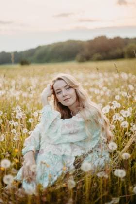 Creative Highlights Symbolbilder Eine schöne junge blonde Frau mit langen Haaren in einem weißen Kleid geht durch ein Feld mit Löwenzahn *** a Beauty Boy blonde Woman with long Hair in a white Dress goes through a Field with Dandelion Copyright: imageBROKER/MikalaixSayevich ibxwsp09981561.jpg ,model released, Symbolfoto ,property released