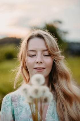 Creative Highlights Symbolbilder Eine schöne junge blonde Frau mit langen Haaren in einem weißen Kleid geht durch ein Feld mit Löwenzahn *** a Beauty Boy blonde Woman with long Hair in a white Dress goes through a Field with Dandelion Copyright: imageBROKER/MikalaixSayevich ibxwsp09981564.jpg ,model released, Symbolfoto ,property released
